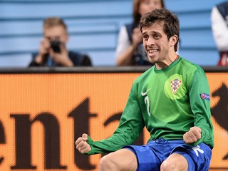 Flying goalkeeper Capar again the hero for Croatia