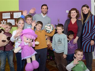 Kapetan s obitelji razveselio djecu u Nazorovoj