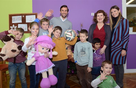 Kapetan s obitelji razveselio djecu u Nazorovoj