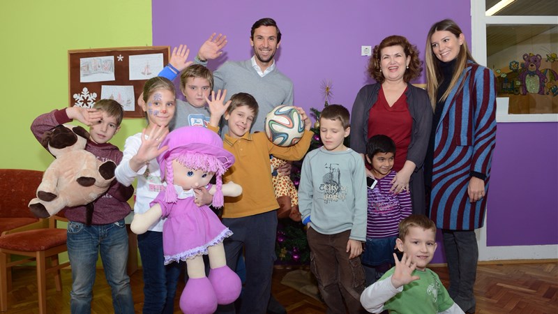 Kapetan s obitelji razveselio djecu u Nazorovoj