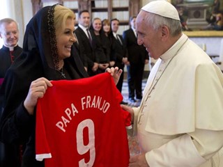 Predsjednica poklonila papi Franji hrvatski dres