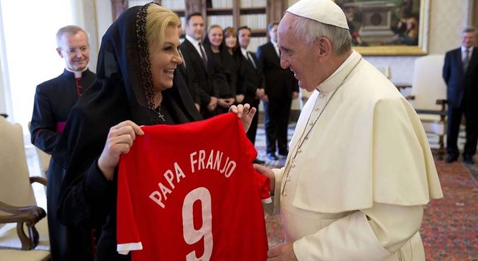 Predsjednica poklonila papi Franji hrvatski dres