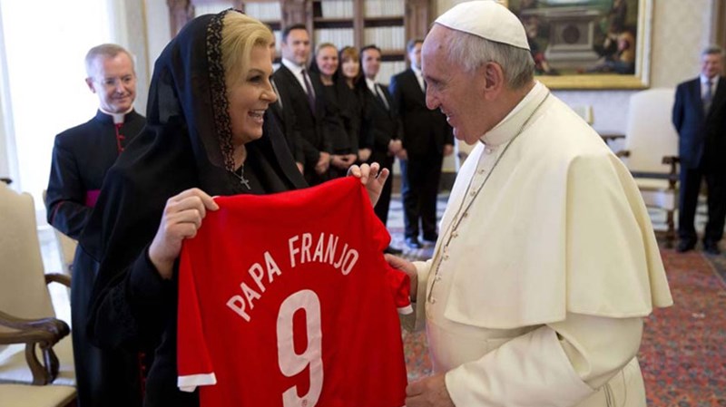 Predsjednica poklonila papi Franji hrvatski dres