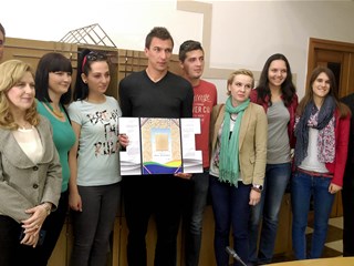Mario Mandžukić dobio županijsku Zlatnu plaketu