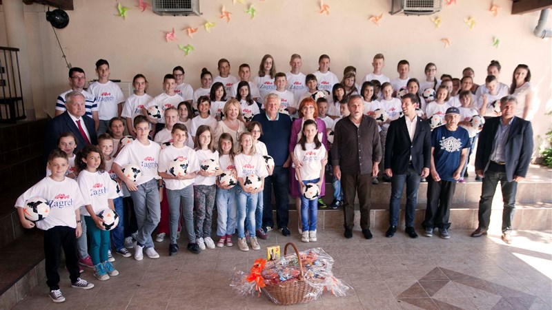HNS darovao 50 lopti djeci s poplavljenih područja