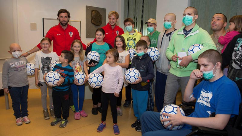 Srna and Rakitić visit children in hospital
