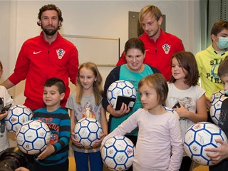 Srna i Rakitić obradovali male pacijente: "Rado ćemo pomoći"