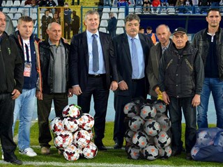 HNS and INA donate 100 footballs to Slavonian villages