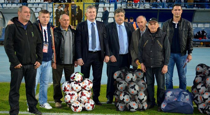 HNS and INA donate 100 footballs to Slavonian villages