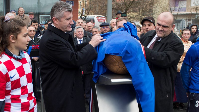 Šuker i Miličević otkrili spomenik prvoj nogometnoj lopti