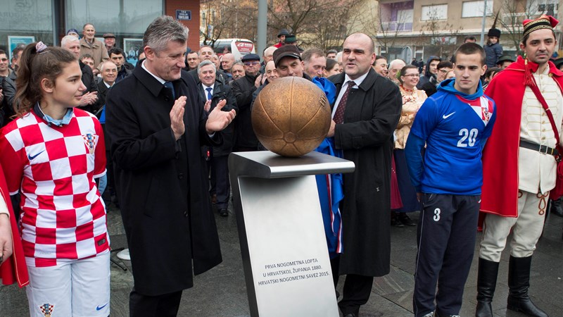 U Županji otkriven spomenik prvoj nogometnoj lopti