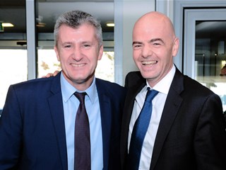 Šuker and HNS stand behind Infantino