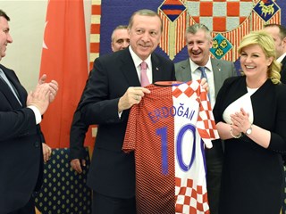 Davor Šuker uručio turskom predsjedniku prigodni dres