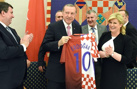 Davor Šuker uručio turskom predsjedniku prigodni dres