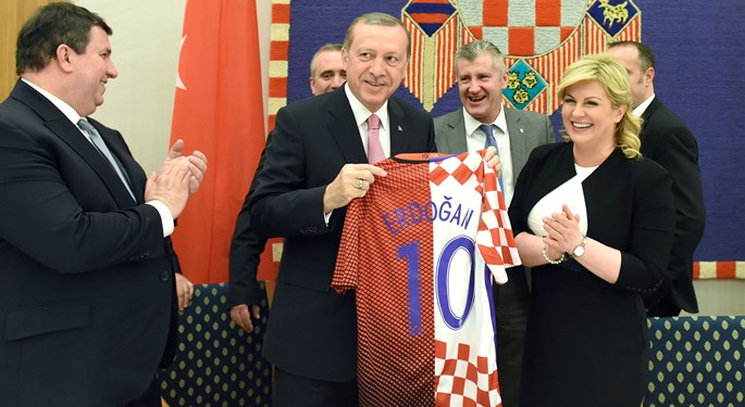 Davor Šuker uručio turskom predsjedniku prigodni dres