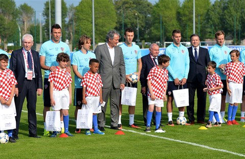 Vatreni razveselili klince na otvorenom treningu u Deauvilleu#Children enjoy Croatian open training session in Deauville