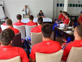 Delegacija HNS-a u posjeti hrvatskoj U-19 reprezentaciji