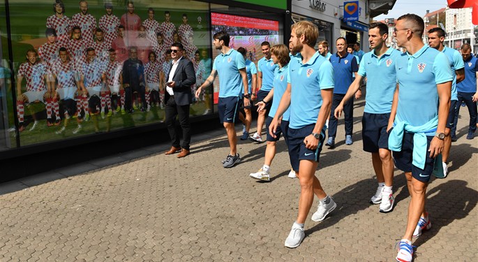 Vatreni prošetali Zagrebom, posjetili Centar "Budi ponosan"