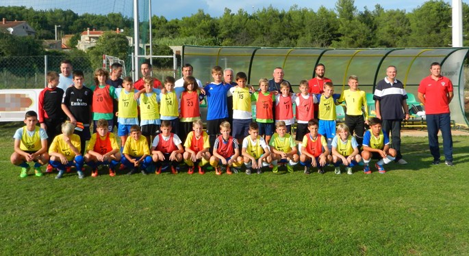 Nacionalni razvojni kampovi u Velom Vrhu, Starigradu i Drnišu