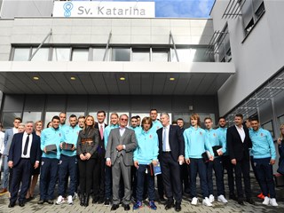 Predsjednik Šuker i Vatreni posjetili bolnicu Sv. Katarina