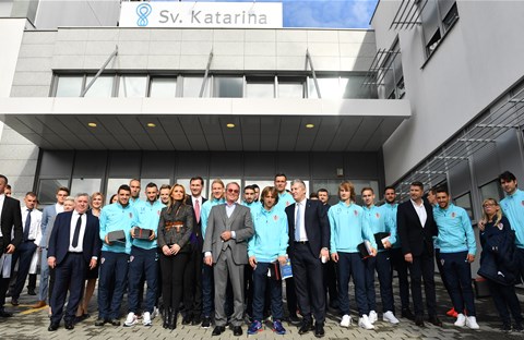Predsjednik Šuker i Vatreni posjetili bolnicu Sv. Katarina