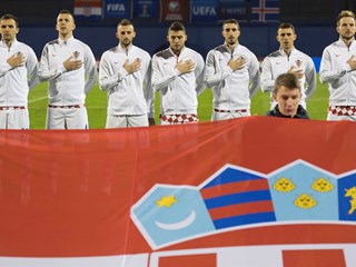 Vatreni sa svojim navijačima dočekuju prvog pratitelja