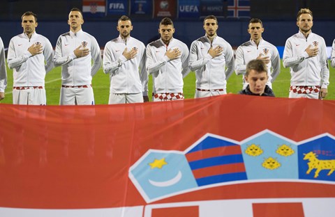 Vatreni sa svojim navijačima dočekuju prvog pratitelja