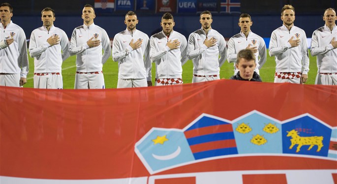 Vatreni sa svojim navijačima dočekuju prvog pratitelja