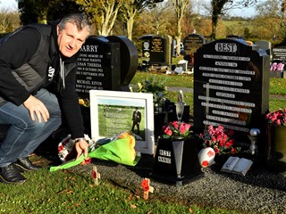 Davor Šuker visits George Best resting place