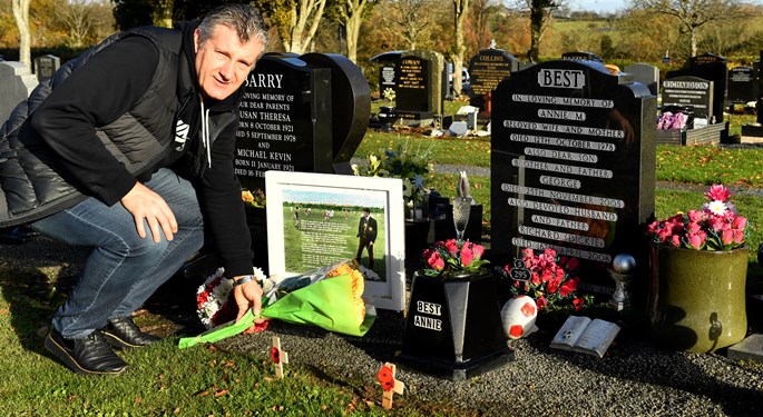 Davor Šuker visits George Best resting place