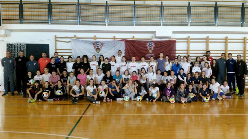 100 djevojčica na festivalu nogometa u Splitu
