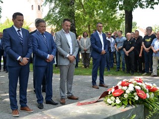 Delegacije HNS-a i finalista Kupa posjetile grob A. Herjavca i spomenik Pumama