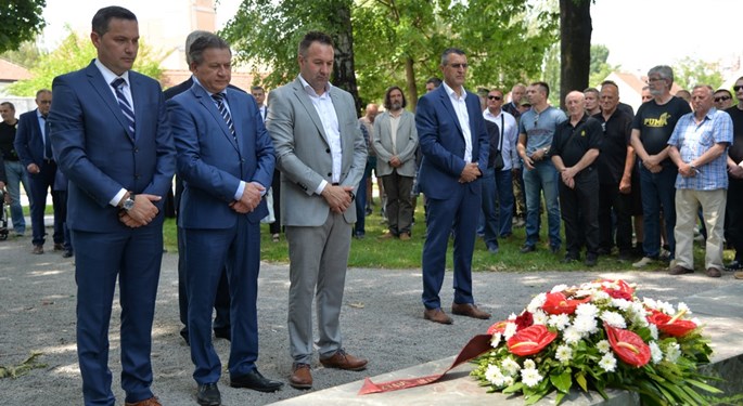 Delegacije HNS-a i finalista Kupa posjetile grob A. Herjavca i spomenik Pumama