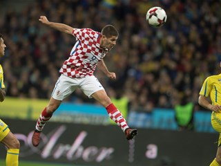 Kramarić brace secures Croatia play-off spot
