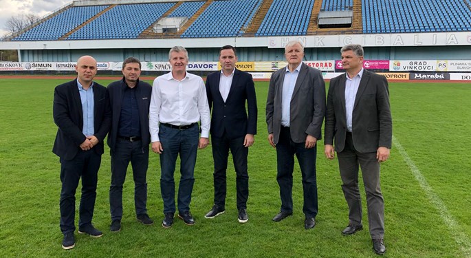 Predsjednik Šuker s delegacijom HNS-a u Vinkovcima