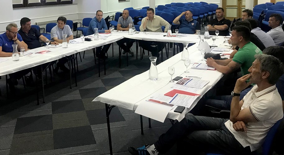 Sastanak glavnog instruktora Ćuka s predstavnicima prvoligaških škola