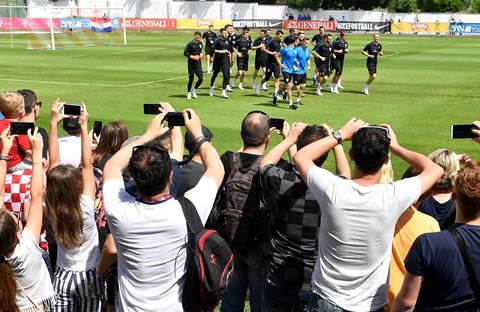 Reprezentativci razveselili najmlađe navijače na otvorenom treningu u Rovinju#Young Croatia Fans Meet their Idols in Rovinj