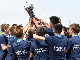 Trofej pionirskog prvaka u rukama Lokomotive