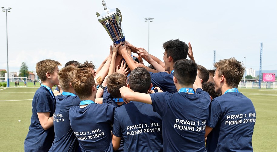 Trofej pionirskog prvaka u rukama Lokomotive