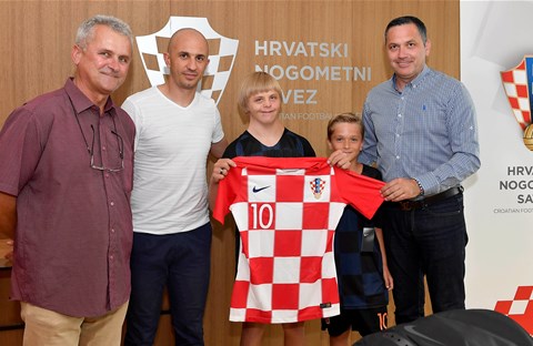 Dječak koji se pridružio Modriću na dočeku posjetio ured HNS-a