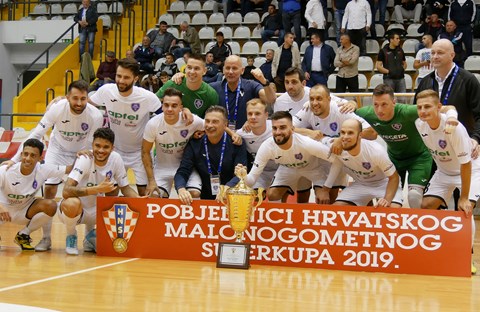 Video: Novo Vrijeme Apfel uzelo premijerni trofej Superkupa