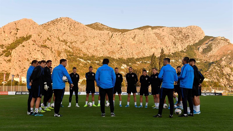 Vatreni na okupu, u Omišu odrađen prvi trening