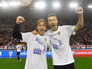 Slavljeničke majice s Poljuda dostupne u web shopu HNS-a