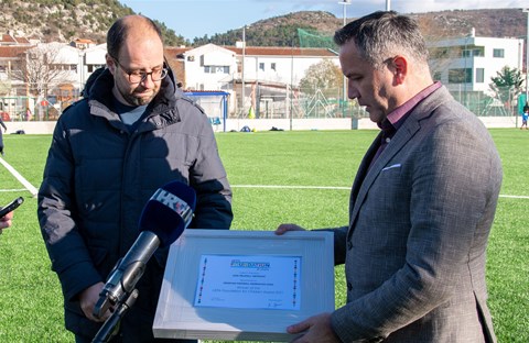 Kustić presents UEFA Foundation for Children award to "Prijatelj" Association in Metković