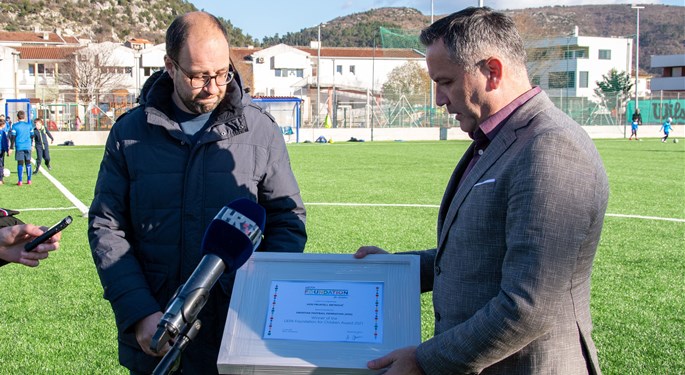 Kustić presents UEFA Foundation for Children award to "Prijatelj" Association in Metković