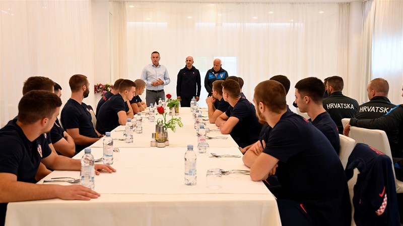 Predsjednik Kustić posjetio futsalsku U-19 reprezentaciju uoči nastupa na Euru