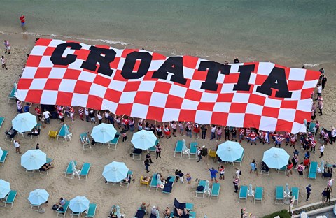 Velika navijačka zastava zavijorila na plaži hotela Vatrenih uoči dvoboja s Marokom