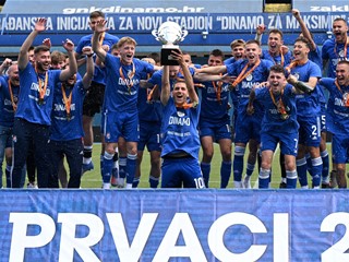 Juniori Dinama osvojili prvenstvo i podigli trofej