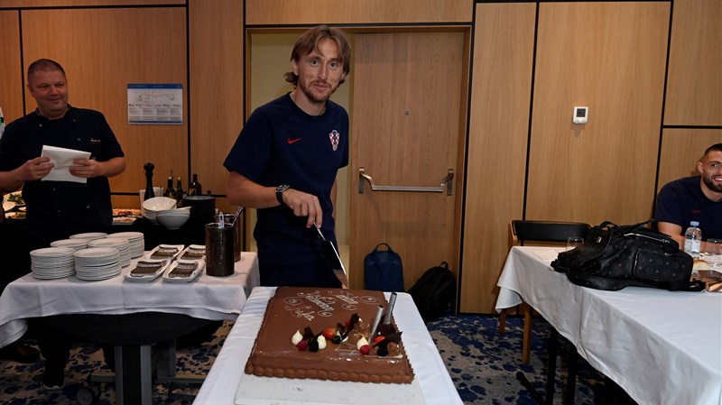 Torta iznenađenja za slavljenika Luku Modrića