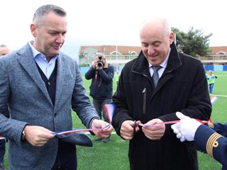 Marijan Kustić u Orebiću otvorio novi teren s umjetnom travom